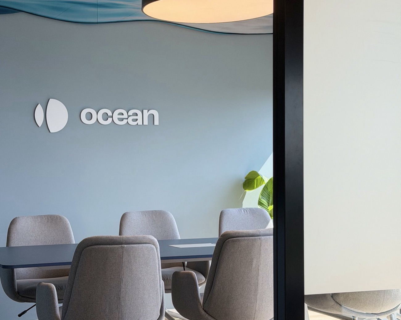 חדר ישיבות עם לוגו ocean על קיר תכלת